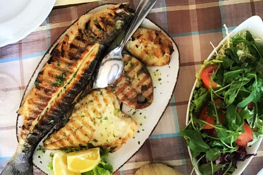 Riblji pladanj za dvoje — grilana riba sa salatom