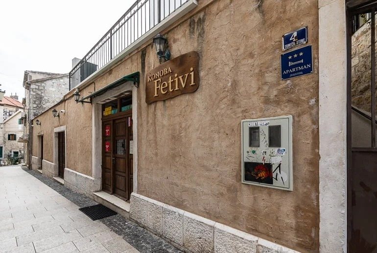 Konoba Fetivi — ulaz u konobu, Ul. Tomića stine 4, Split